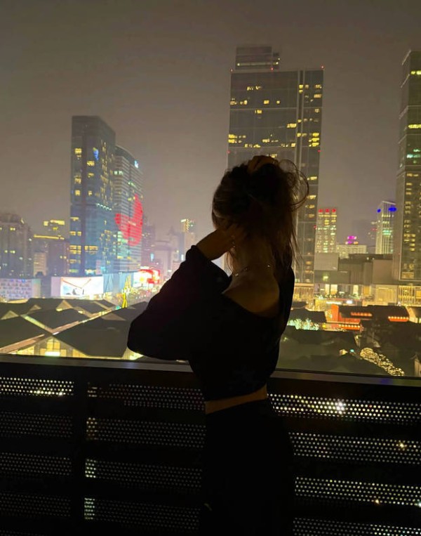 谷爱凌欣赏夜景。