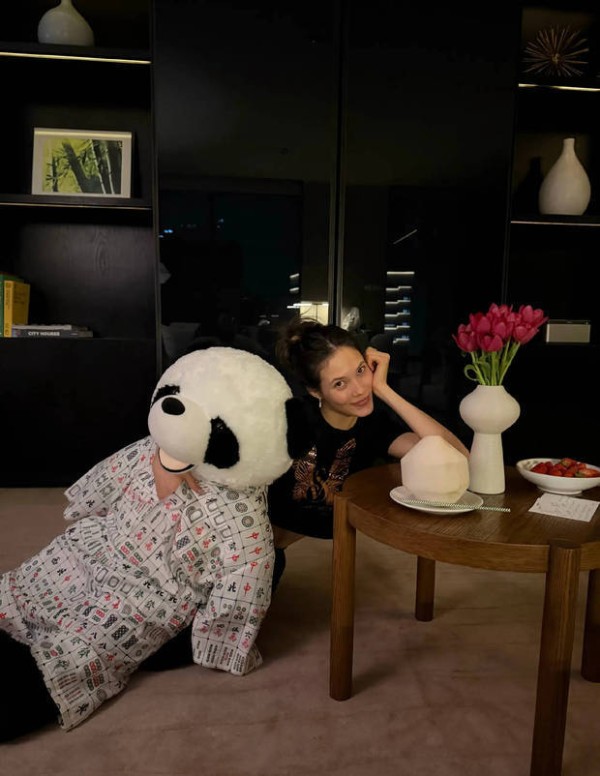 谷爱凌松弛感十足。