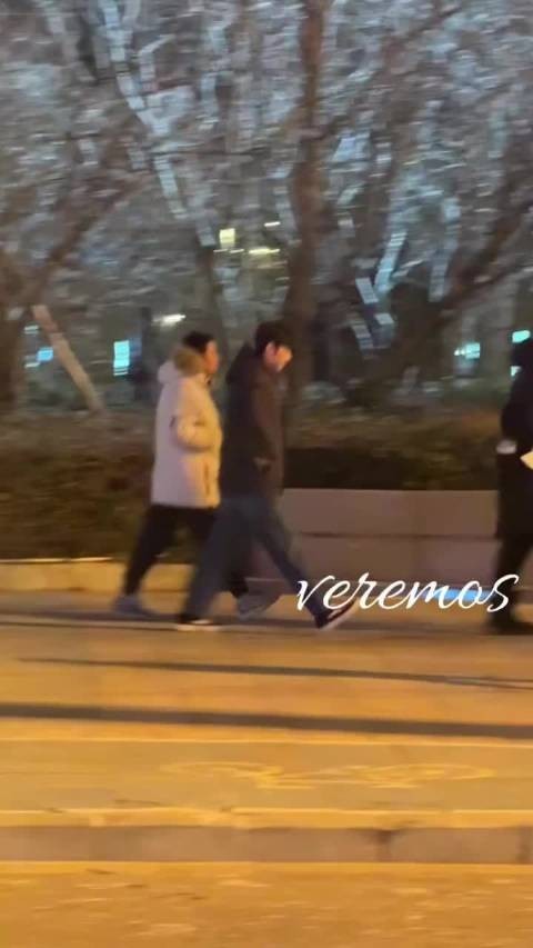 肖战《小城良方》夜拍路透，短短的一段路连续拍了四次，这就叫敬业