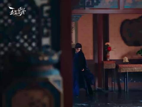 侯明昊蓝色长袍造型诠释病娇美人陆江来