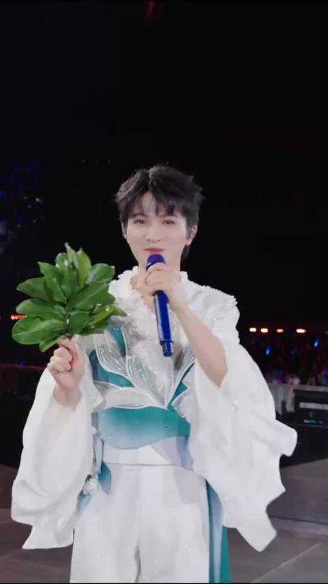 周深跨界歌手魔术师双惊艳，献唱变魔术引全场欢呼