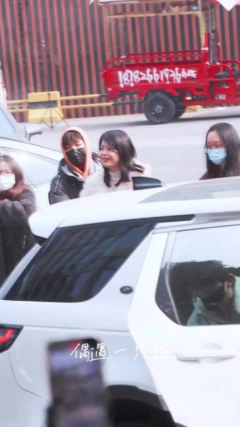 陈浚铭上班 休闲牛仔裤灰白外套的顺毛小狗上班 毛茸茸暖乎乎的很好rua的感觉