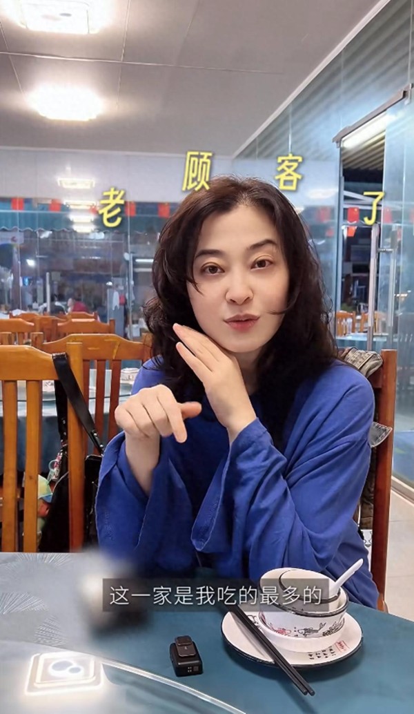 梅婷吃海鲜大排档，50了脸蛋很紧致，没做发型头顶稀疏发缝好宽