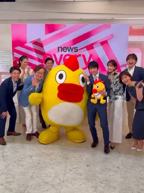 news every主持团队一起啵啵的大合影来了！小Zu飞吻2次之后还哈子卡西了