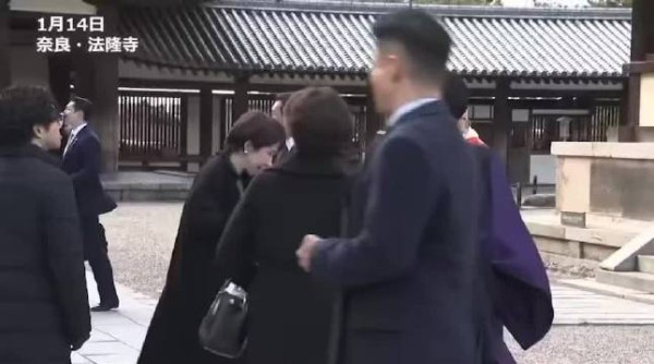 高市早苗发现李在明穿运动鞋参观寺庙,似乎和他开了个玩笑