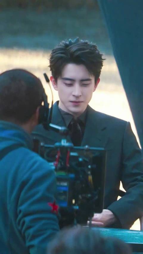 敖瑞鹏不二之臣久违的外景路透,新鲜的岑森太帅啦,总裁气场好强