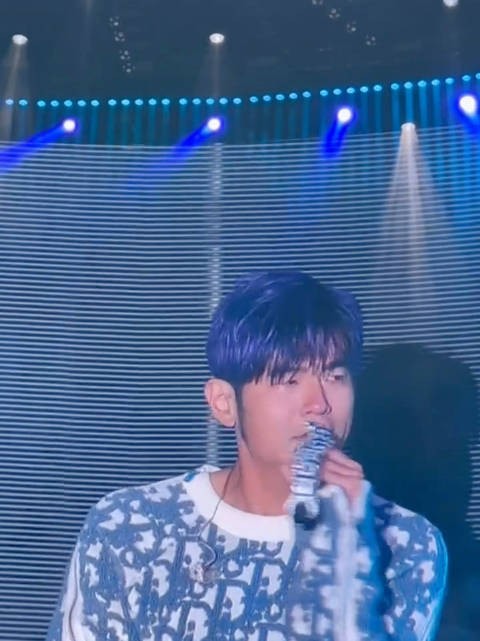 周董一直都是性情中人 和粉丝就像朋友一样 有时也会被粉丝惹哭哭