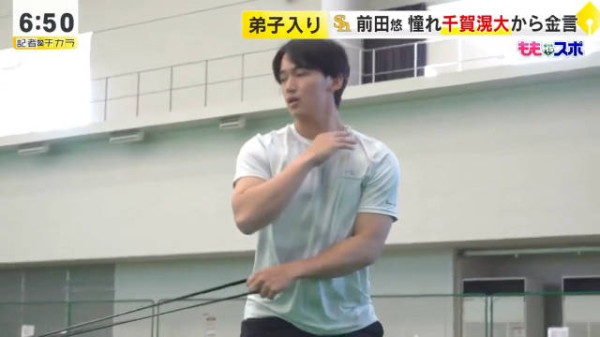 千贺被顶嘴无语笑,随地撒娇称练不动