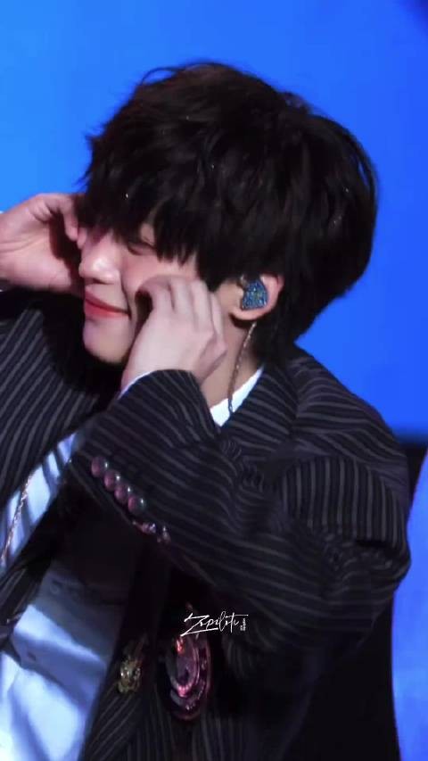 梓渝太可爱了,期待明天的武汉演唱会和后天的施洛华代言