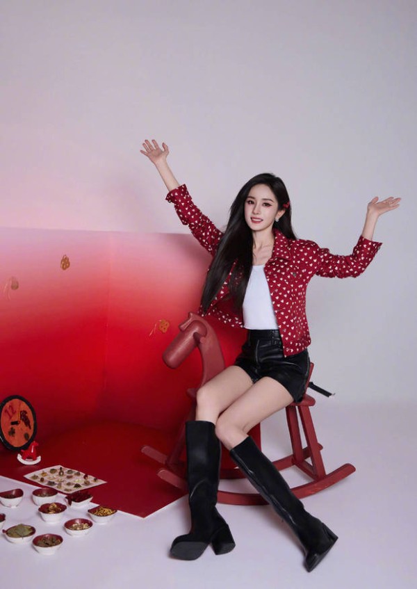 杨幂活力十足。