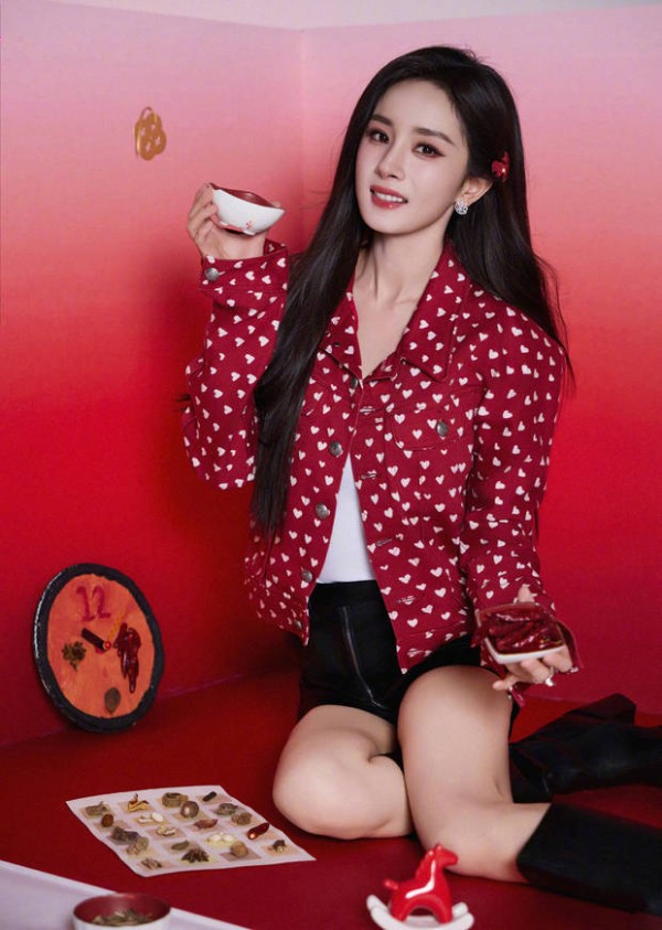 杨幂的五官精致，漂亮又灵动。