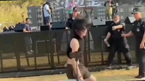 保安：先别拉她，她挺有节目