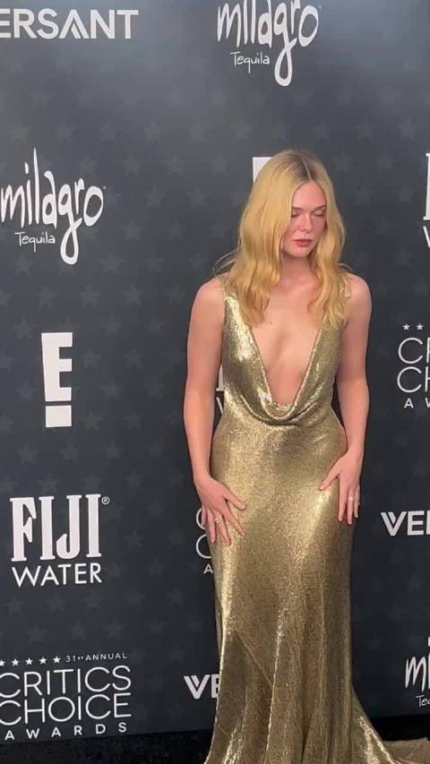 艾丽·范宁出席第31届美国评论家选择奖