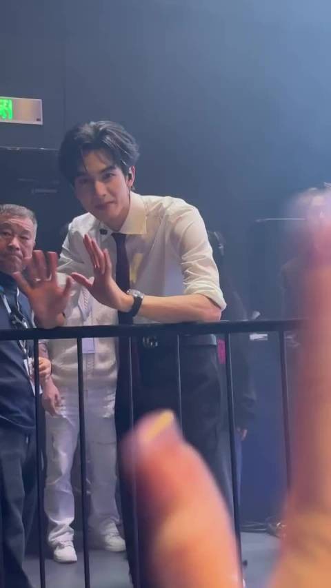 宋威龙腰线和栏杆一样高