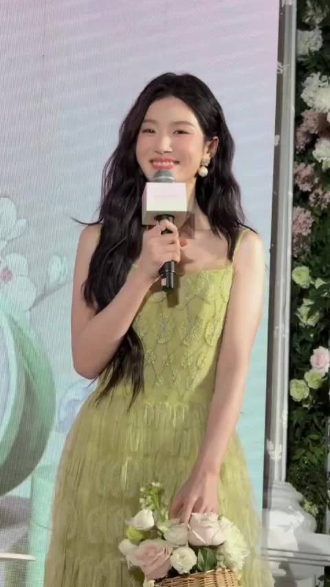 突然闯入镜头的花仙子噜噜晓！是心动啊卢昱晓已经活动真的一次比一次美