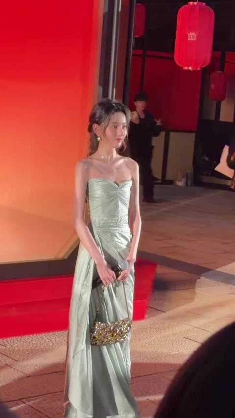 宋祖儿华伦天奴活动的绿裙子要出圈了， 真的很少女代言人