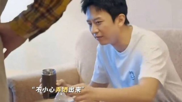 邓超泡茶鹿晗称有咖啡味，三人静坐引欢笑