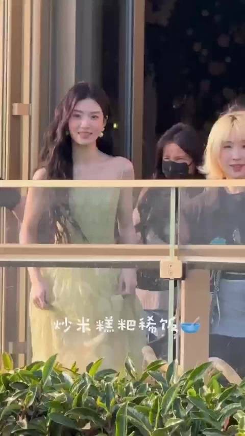 卢昱晓绿裙花仙子，卢昱晓今日活动现场路透，绿色纱裙完全就是灵动花仙子啊