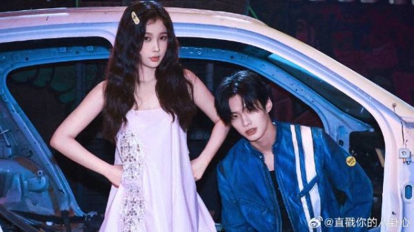 带着妹妹一起去漂移，何与虞书欣上演速度与激情，超酷