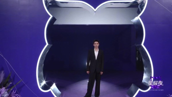 罗一舟星耀夜红毯采访全程 大背头+黑西装 好帅气的贵公子啊