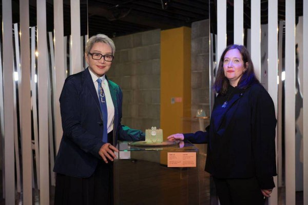 美国玻璃艺术家珍?布拉齐娜亚洲首展亮相上海，用玻璃手袋凝固记忆