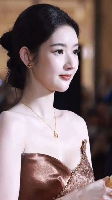 王玉雯亮相周大生活动展现标准身材