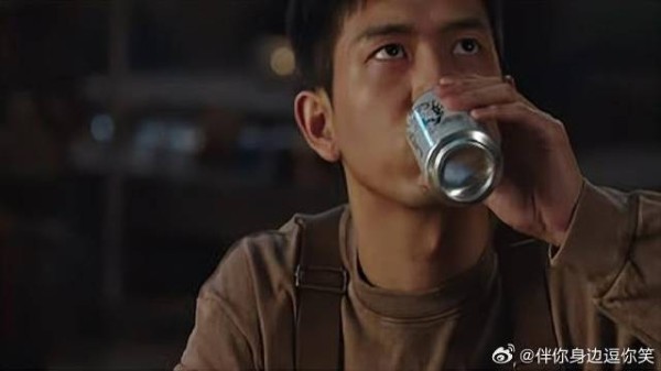 谢之遥为情所困，一个人喝闷酒，烧烤小哥一语道破