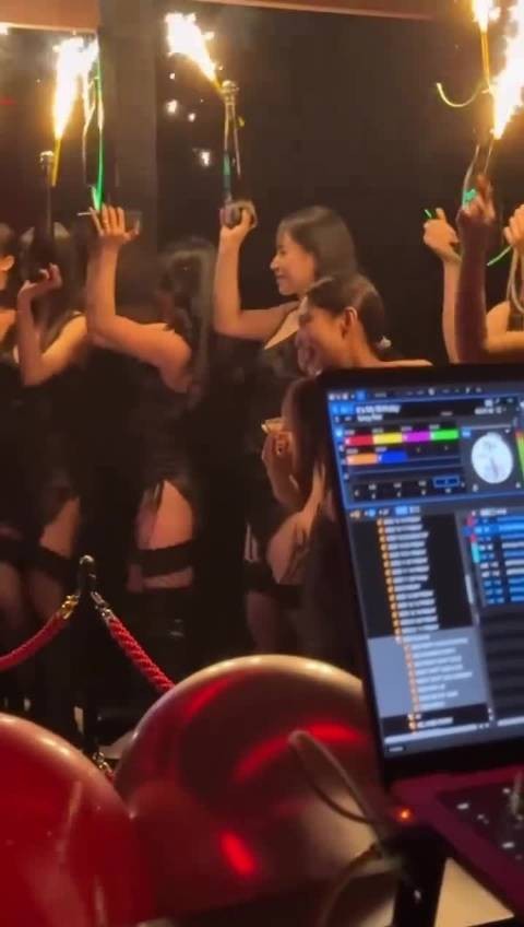 Jennie生日派对与Lisa共舞引热议