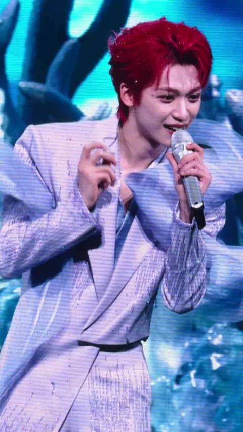 梓渝武汉话萌态亮相演唱会，大背头造型引热议