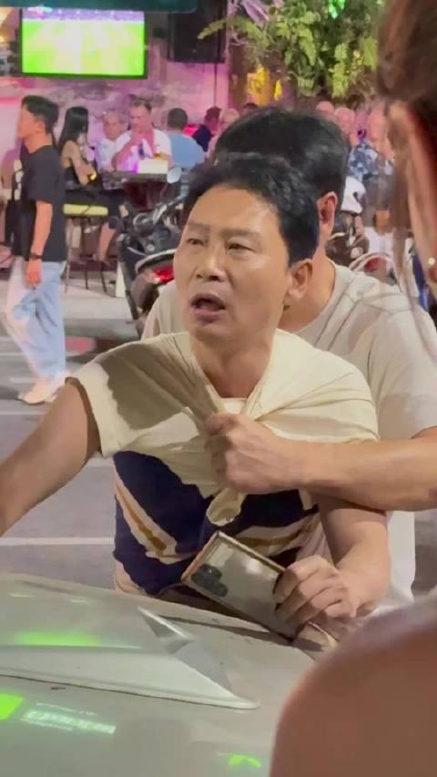 这个韩国人到底喝了多少酒，醉成这样！ 坐标：泰国芭堤雅