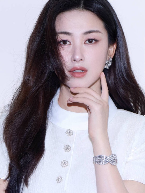 朱珠神态慵懒精致。