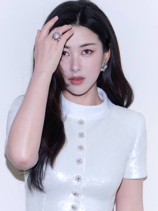 搜狐娱乐讯 18日，工作室分享了一组朱珠美图。图中，朱珠红唇冷眸，气质清冷贵气。