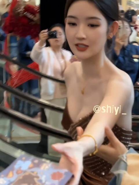 王玉雯南宁活动直拍，能这么近拍到王姐本身就很幸福