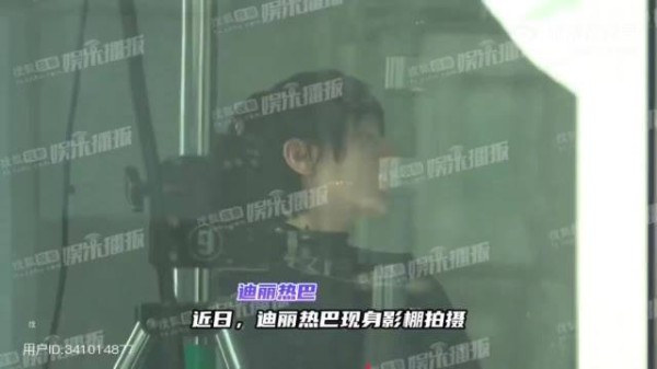 迪丽热巴超短发造型现身影棚拍摄