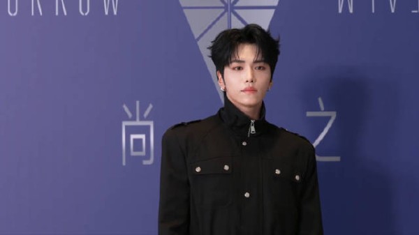 邵子恒时尚之夜红毯采访全程 极简风帅气不凡，新的一年会有更多作品，期待