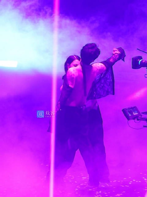 张艺兴舞台直拍展现力量美感，宽肩窄腰肌肉线条吸睛