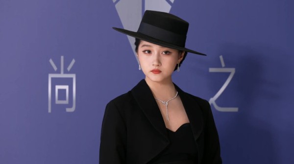 关晓彤采访全程关晓彤黑色圆顶礼帽+礼裙