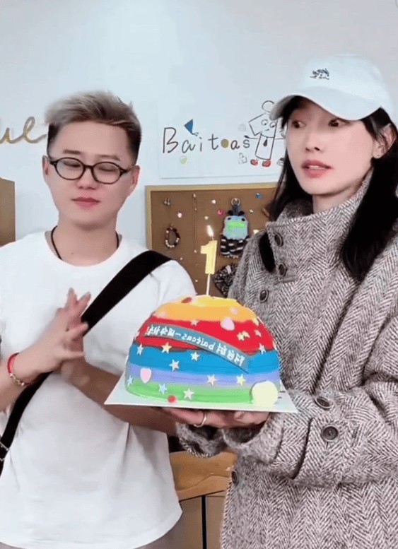 白百何为儿子庆祝18岁生日，称紧急联系人可以填元宝