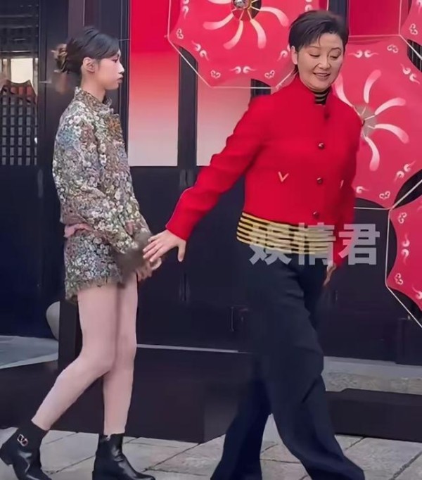 笑发财了！19岁徐朵当众叫养母徐帆被指没教养惹热议，评论区炸锅