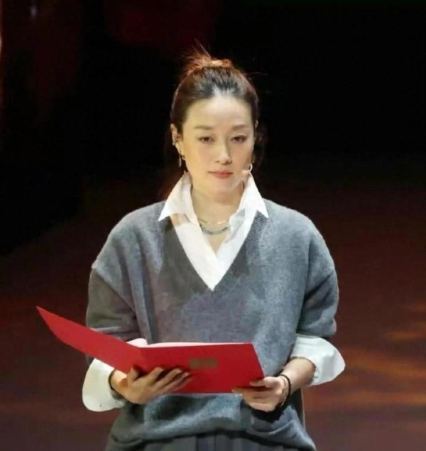 马伊琍新发型让人眼前一亮，49岁状态像30岁，美的更突出了