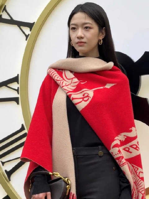 向涵之线下活动，现场粉丝大喊：“妈妈好美～”给向涵之喊害羞了