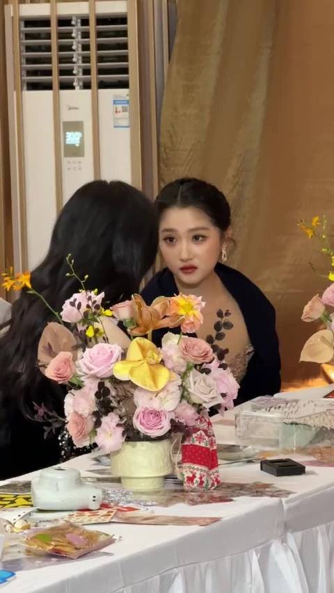 关晓彤真的是等比例长大，小头小脸的和小时候长得一模一样！