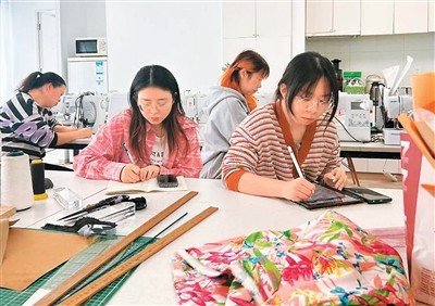 缝纫在年轻人中重新流行