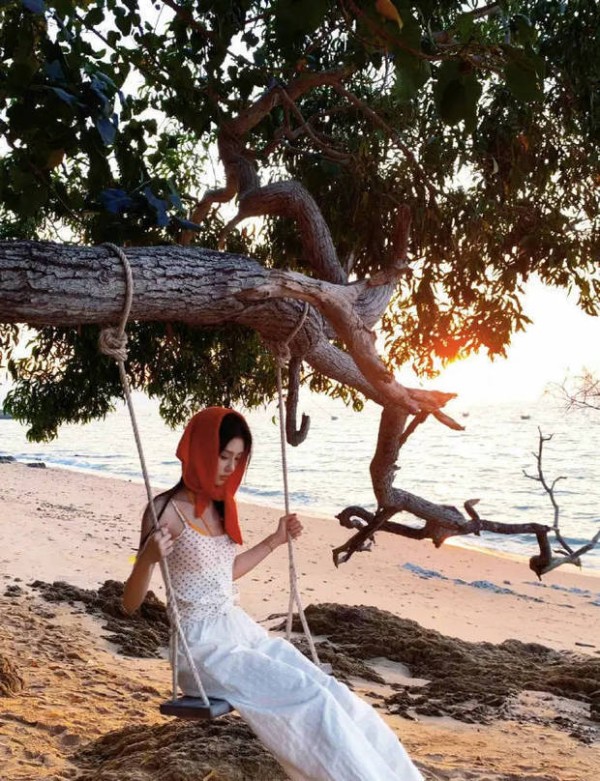 鞠婧祎荡秋千的背景是落日，整体氛围感很强。