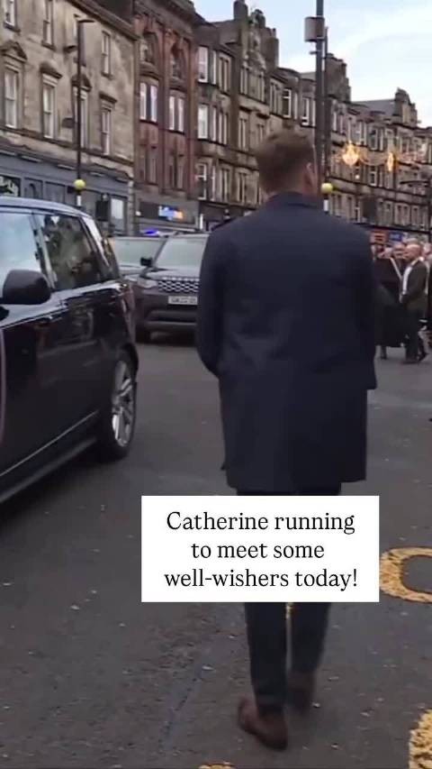 凯特王妃收鲜花与路人合影