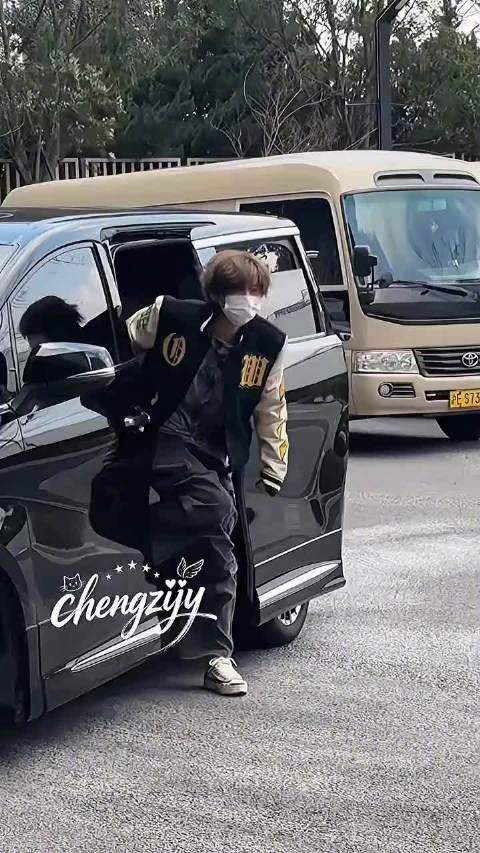 鹿晗出发录制五哈6了，顶着一头炸毛就出现了