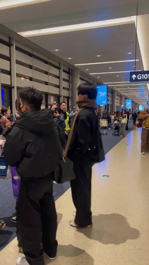 飞巴黎被偶遇的周翊然