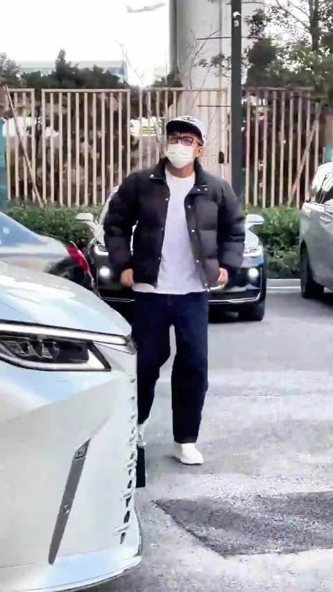 邓超替鹿晗收粉丝信，笑问能否代签