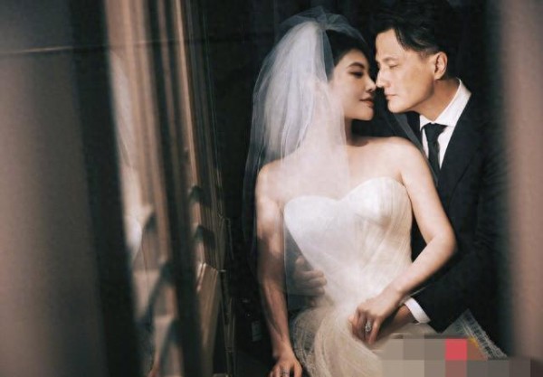 徐冬冬婚前有孕？50岁尹子维老来当爸，摸老婆肚子同吃一个冰淇淋