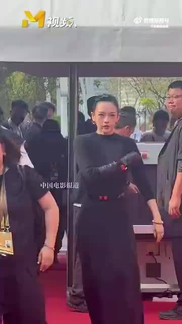 章子怡华表奖摔倒受伤，汪峰携新欢直播引热议